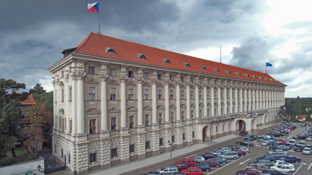 Černínský palác doporučuje ve Francii zachovávat nejvyšší opatrnost